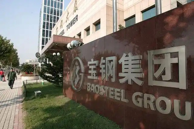 鋼鐵行業(yè)是全球工業(yè)體系中的重要支柱之一,其產(chǎn)品廣泛應(yīng)用于基礎(chǔ)設(shè)施建設(shè)、機(jī)械制造、汽車工業(yè)等領(lǐng)域。隨著全球工業(yè)化進(jìn)程的不斷深入,鋼鐵行業(yè)呈現(xiàn)出國際化競爭格局。在眾多鋼鐵制造企業(yè)中,有6家公司以其出色的經(jīng)營業(yè)績和強(qiáng)大的市場地位脫穎而出,成為了世界鋼鐵制造業(yè)的領(lǐng)軍企業(yè)。  第一，是總部位于中國的寶鋼集團(tuán)。寶鋼集團(tuán)創(chuàng)立于1992年,作為中國最大的鋼鐵生產(chǎn)企業(yè),其年產(chǎn)鋼鐵超過1億噸,在全球鋼鐵企業(yè)中居首位。寶鋼集團(tuán)擁有先進(jìn)的煉鋼技術(shù)和完善的產(chǎn)業(yè)鏈,產(chǎn)品涵蓋了碳鋼、合金鋼、不銹鋼等多個(gè)品類,廣泛應(yīng)用于汽車、家電、建筑等領(lǐng)域。在國內(nèi)市場上,寶鋼集團(tuán)占據(jù)主導(dǎo)地位,同時(shí)也積極拓展海外市場,在全球范圍內(nèi)享有較高的品牌知名度。   第二，是同樣總部設(shè)在中國的武鋼集團(tuán)。武鋼集團(tuán)成立于1958年,是中國最早的鋼鐵生產(chǎn)企業(yè)之一,擁有悠久的歷史和豐富的生產(chǎn)經(jīng)驗(yàn)。該集團(tuán)主營碳鋼和合金鋼的生產(chǎn),年產(chǎn)量超過5000萬噸,位居全球第二。武鋼集團(tuán)不僅在國內(nèi)市場占有重要地位,同時(shí)也積極開拓海外市場,產(chǎn)品遠(yuǎn)銷歐洲、東南亞等地區(qū)。近年來,武鋼集團(tuán)通過并購重組等方式不斷擴(kuò)大產(chǎn)能,提升了其在全球鋼鐵行業(yè)的影響力。   第三，是總部位于印度的塔塔鋼鐵公司。塔塔鋼鐵公司成立于1907年,是全球歷史最悠久的鋼鐵制造企業(yè)之一。該公司年產(chǎn)鋼鐵超過1800萬噸,產(chǎn)品涵蓋了碳鋼、合金鋼、不銹鋼等種類,廣泛應(yīng)用于汽車、基礎(chǔ)設(shè)施、機(jī)械制造等領(lǐng)域。憑借雄厚的技術(shù)實(shí)力和優(yōu)秀的管理團(tuán)隊(duì),塔塔鋼鐵公司在全球鋼鐵市場上占據(jù)了重要地位,在發(fā)展中國家市場尤其具有優(yōu)勢(shì)。   第四，是總部位于日本的新日鐵住金株式會(huì)社。新日鐵住金株式會(huì)社是日本最大的鋼鐵制造企業(yè),年產(chǎn)鋼鐵約4500萬噸,位居全球第四。該公司擁有業(yè)內(nèi)領(lǐng)先的技術(shù)水平,在煉鋼、軋鋼等工藝上均有很強(qiáng)的競爭力。同時(shí),新日鐵住金還積極推動(dòng)產(chǎn)品創(chuàng)新,開發(fā)出多種高性能鋼材,廣泛應(yīng)用于汽車制造、電子電器等行業(yè)。憑借雄厚的技術(shù)實(shí)力和優(yōu)質(zhì)的產(chǎn)品,新日鐵住金在日本國內(nèi)以及東亞地區(qū)市場占據(jù)主導(dǎo)地位。   第五,是總部位于韓國的POSCO。POSCO創(chuàng)立于1968年,是韓國最大的鋼鐵制造企業(yè),年產(chǎn)鋼鐵約4000萬噸。POSCO在煉鋼技術(shù)、產(chǎn)品研發(fā)等方面均處于業(yè)內(nèi)領(lǐng)先水平,旗下?lián)碛卸嗉液Ｍ庾庸?業(yè)務(wù)覆蓋全球主要市場。近年來,POSCO不斷優(yōu)化產(chǎn)品結(jié)構(gòu),提升高附加值鋼材的占比,在汽車制造、電子等領(lǐng)域具有較強(qiáng)的市場競爭力。憑借優(yōu)秀的經(jīng)營業(yè)績和穩(wěn)健的財(cái)務(wù)狀況,POSCO在全球鋼鐵行業(yè)中占據(jù)重要地位。   第六,是總部位于美國的美國鋼鐵公司。美國鋼鐵公司創(chuàng)立于1901年,是美國最大的鋼鐵制造企業(yè),年產(chǎn)鋼鐵約1600萬噸。該公司在碳鋼、不銹鋼等品類的生產(chǎn)上均具有較強(qiáng)的技術(shù)實(shí)力,產(chǎn)品廣泛應(yīng)用于汽車制造、基礎(chǔ)設(shè)施建設(shè)等領(lǐng)域。近年來,美國鋼鐵公司通過資產(chǎn)重組和技術(shù)創(chuàng)新等措施,不斷提升自身競爭力,在北美市場保持領(lǐng)先地位。   舉報(bào)/反饋