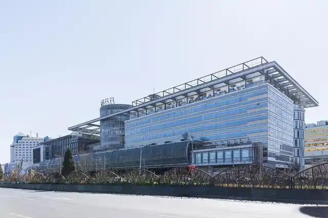 鋼鐵行業(yè)是全球工業(yè)體系中的重要支柱之一,其產(chǎn)品廣泛應(yīng)用于基礎(chǔ)設(shè)施建設(shè)、機(jī)械制造、汽車工業(yè)等領(lǐng)域。隨著全球工業(yè)化進(jìn)程的不斷深入,鋼鐵行業(yè)呈現(xiàn)出國際化競爭格局。在眾多鋼鐵制造企業(yè)中,有6家公司以其出色的經(jīng)營業(yè)績和強(qiáng)大的市場地位脫穎而出,成為了世界鋼鐵制造業(yè)的領(lǐng)軍企業(yè)。  第一，是總部位于中國的寶鋼集團(tuán)。寶鋼集團(tuán)創(chuàng)立于1992年,作為中國最大的鋼鐵生產(chǎn)企業(yè),其年產(chǎn)鋼鐵超過1億噸,在全球鋼鐵企業(yè)中居首位。寶鋼集團(tuán)擁有先進(jìn)的煉鋼技術(shù)和完善的產(chǎn)業(yè)鏈,產(chǎn)品涵蓋了碳鋼、合金鋼、不銹鋼等多個(gè)品類,廣泛應(yīng)用于汽車、家電、建筑等領(lǐng)域。在國內(nèi)市場上,寶鋼集團(tuán)占據(jù)主導(dǎo)地位,同時(shí)也積極拓展海外市場,在全球范圍內(nèi)享有較高的品牌知名度。   第二，是同樣總部設(shè)在中國的武鋼集團(tuán)。武鋼集團(tuán)成立于1958年,是中國最早的鋼鐵生產(chǎn)企業(yè)之一,擁有悠久的歷史和豐富的生產(chǎn)經(jīng)驗(yàn)。該集團(tuán)主營碳鋼和合金鋼的生產(chǎn),年產(chǎn)量超過5000萬噸,位居全球第二。武鋼集團(tuán)不僅在國內(nèi)市場占有重要地位,同時(shí)也積極開拓海外市場,產(chǎn)品遠(yuǎn)銷歐洲、東南亞等地區(qū)。近年來,武鋼集團(tuán)通過并購重組等方式不斷擴(kuò)大產(chǎn)能,提升了其在全球鋼鐵行業(yè)的影響力。   第三，是總部位于印度的塔塔鋼鐵公司。塔塔鋼鐵公司成立于1907年,是全球歷史最悠久的鋼鐵制造企業(yè)之一。該公司年產(chǎn)鋼鐵超過1800萬噸,產(chǎn)品涵蓋了碳鋼、合金鋼、不銹鋼等種類,廣泛應(yīng)用于汽車、基礎(chǔ)設(shè)施、機(jī)械制造等領(lǐng)域。憑借雄厚的技術(shù)實(shí)力和優(yōu)秀的管理團(tuán)隊(duì),塔塔鋼鐵公司在全球鋼鐵市場上占據(jù)了重要地位,在發(fā)展中國家市場尤其具有優(yōu)勢(shì)。   第四，是總部位于日本的新日鐵住金株式會(huì)社。新日鐵住金株式會(huì)社是日本最大的鋼鐵制造企業(yè),年產(chǎn)鋼鐵約4500萬噸,位居全球第四。該公司擁有業(yè)內(nèi)領(lǐng)先的技術(shù)水平,在煉鋼、軋鋼等工藝上均有很強(qiáng)的競爭力。同時(shí),新日鐵住金還積極推動(dòng)產(chǎn)品創(chuàng)新,開發(fā)出多種高性能鋼材,廣泛應(yīng)用于汽車制造、電子電器等行業(yè)。憑借雄厚的技術(shù)實(shí)力和優(yōu)質(zhì)的產(chǎn)品,新日鐵住金在日本國內(nèi)以及東亞地區(qū)市場占據(jù)主導(dǎo)地位。   第五,是總部位于韓國的POSCO。POSCO創(chuàng)立于1968年,是韓國最大的鋼鐵制造企業(yè),年產(chǎn)鋼鐵約4000萬噸。POSCO在煉鋼技術(shù)、產(chǎn)品研發(fā)等方面均處于業(yè)內(nèi)領(lǐng)先水平,旗下?lián)碛卸嗉液Ｍ庾庸?業(yè)務(wù)覆蓋全球主要市場。近年來,POSCO不斷優(yōu)化產(chǎn)品結(jié)構(gòu),提升高附加值鋼材的占比,在汽車制造、電子等領(lǐng)域具有較強(qiáng)的市場競爭力。憑借優(yōu)秀的經(jīng)營業(yè)績和穩(wěn)健的財(cái)務(wù)狀況,POSCO在全球鋼鐵行業(yè)中占據(jù)重要地位。   第六,是總部位于美國的美國鋼鐵公司。美國鋼鐵公司創(chuàng)立于1901年,是美國最大的鋼鐵制造企業(yè),年產(chǎn)鋼鐵約1600萬噸。該公司在碳鋼、不銹鋼等品類的生產(chǎn)上均具有較強(qiáng)的技術(shù)實(shí)力,產(chǎn)品廣泛應(yīng)用于汽車制造、基礎(chǔ)設(shè)施建設(shè)等領(lǐng)域。近年來,美國鋼鐵公司通過資產(chǎn)重組和技術(shù)創(chuàng)新等措施,不斷提升自身競爭力,在北美市場保持領(lǐng)先地位。   舉報(bào)/反饋